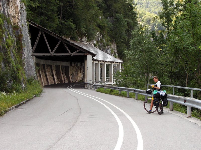 Cyklostezka okolo Traunsee (pozn.: cel ka silnice je opravdu jen a jen pro cyklisty !)
